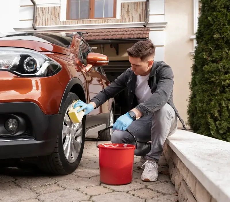 Lavage auto à domicile Graignes-Mesnil-Angot : professionnel intervenant sur un véhicule